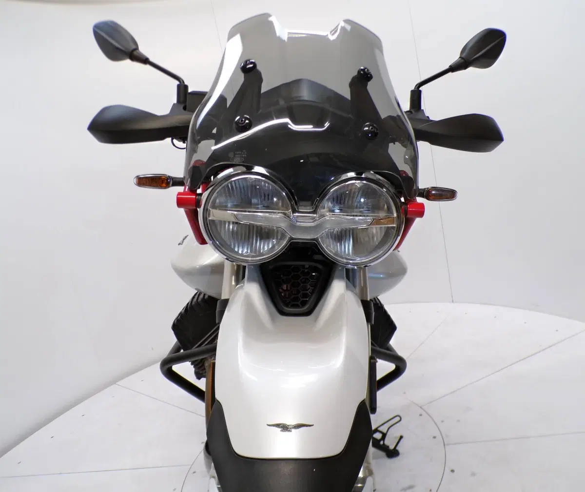 Moto Guzzi V85 TT Evocative Graphics (2021 - 23) (9)