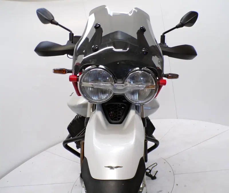 Moto Guzzi V85 TT Evocative Graphics (2021 - 23) (9)