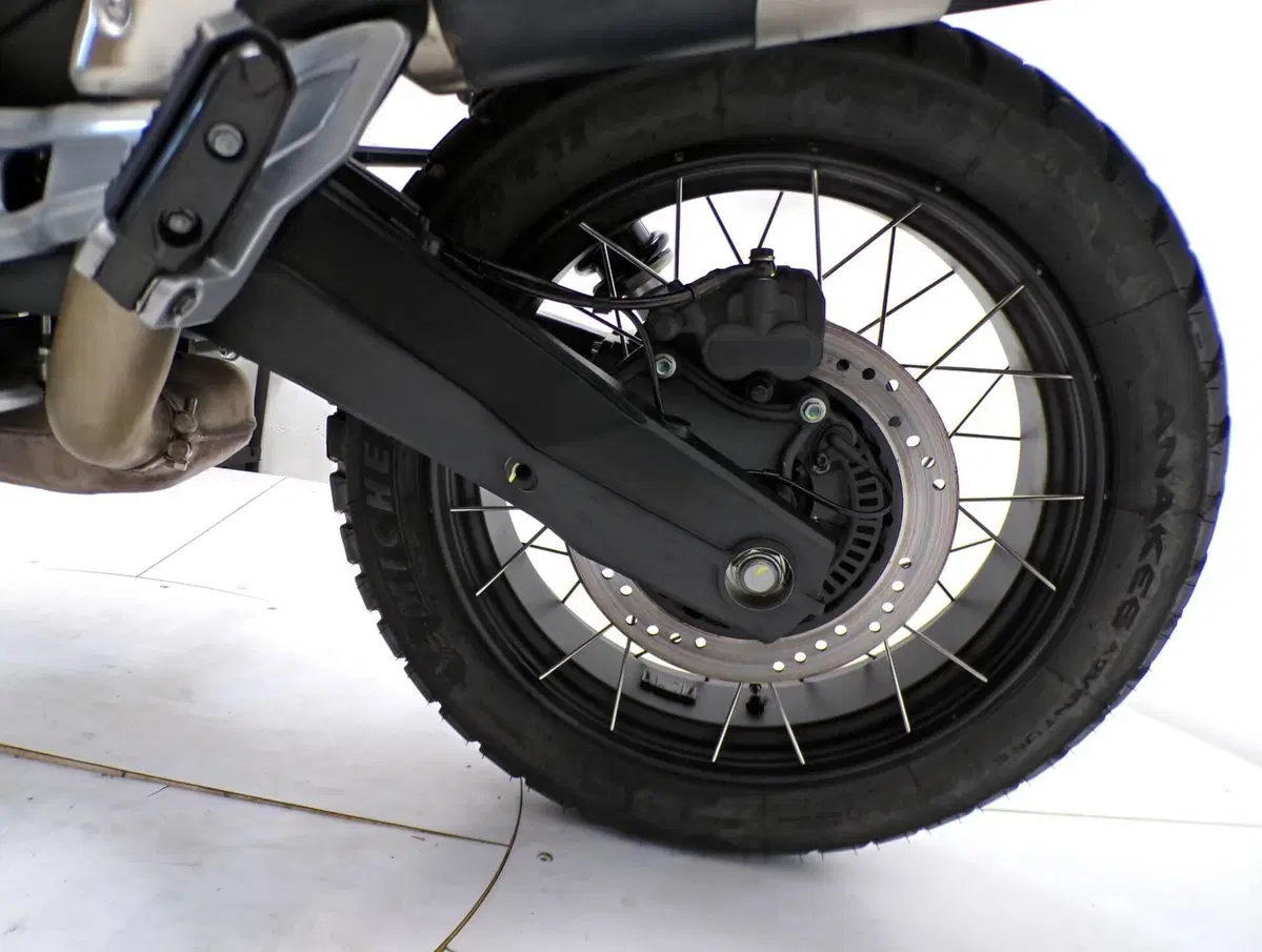 Moto Guzzi V85 TT Evocative Graphics (2021 - 23) (11)