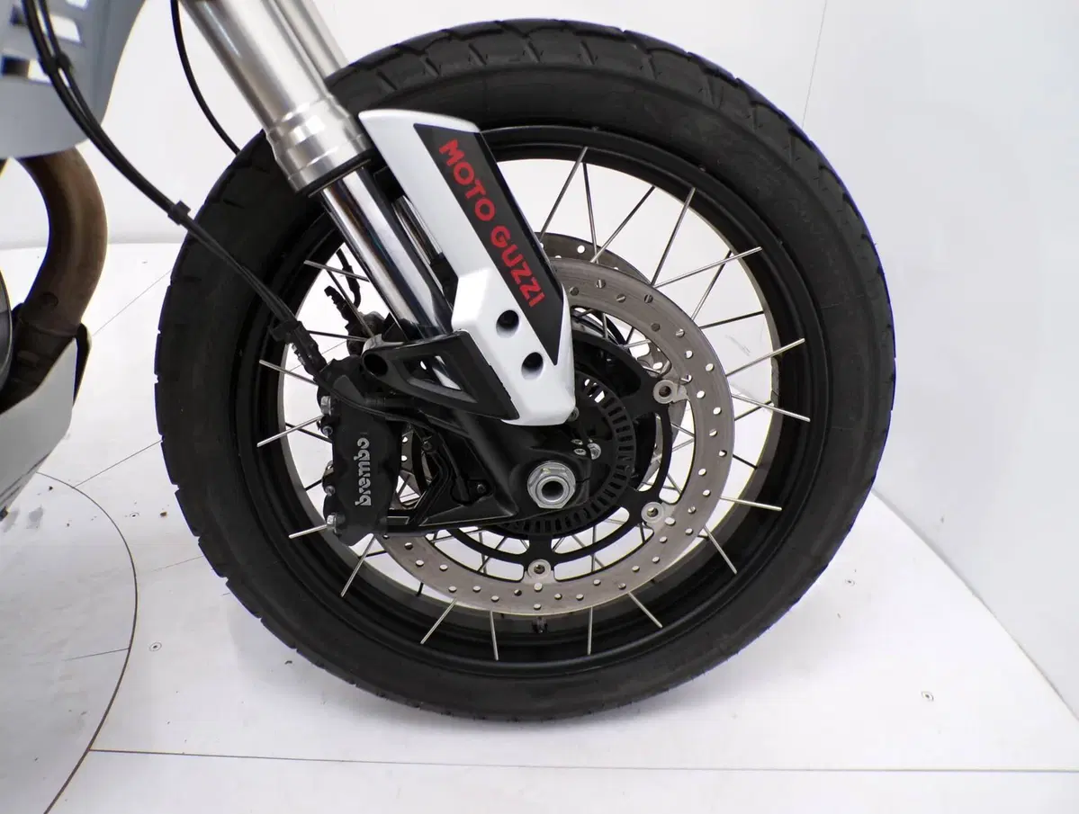 Moto Guzzi V85 TT Evocative Graphics (2021 - 23) (12)