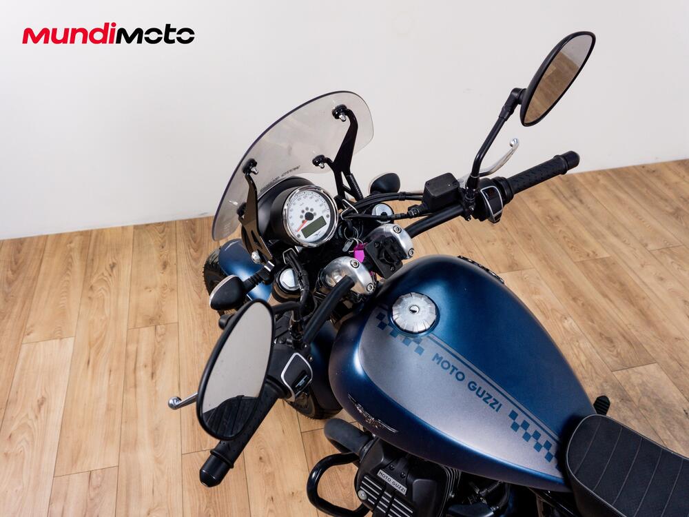 Moto Guzzi V9 Bobber (2021 - 25) (5)