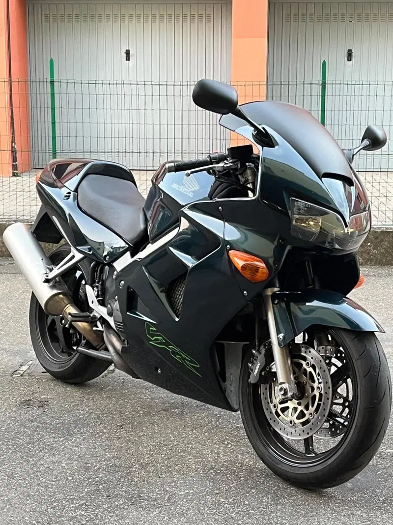 Honda VFR 800 (1998 - 01) (3)