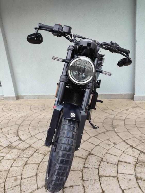 Husqvarna Svartpilen 401 (2021 - 23) (4)