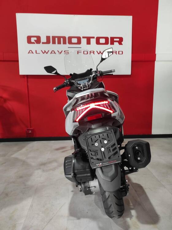 QJ Motor MTX 300 (2025) (3)