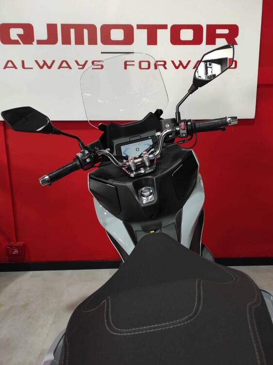 QJ Motor MTX 300 (2025) (4)