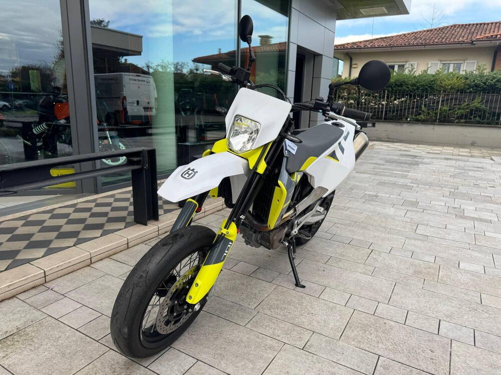 Husqvarna 701 Supermoto (2022) (2)