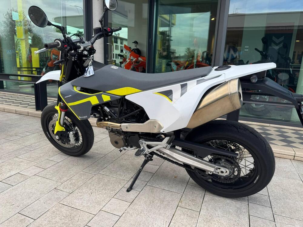 Husqvarna 701 Supermoto (2022) (3)