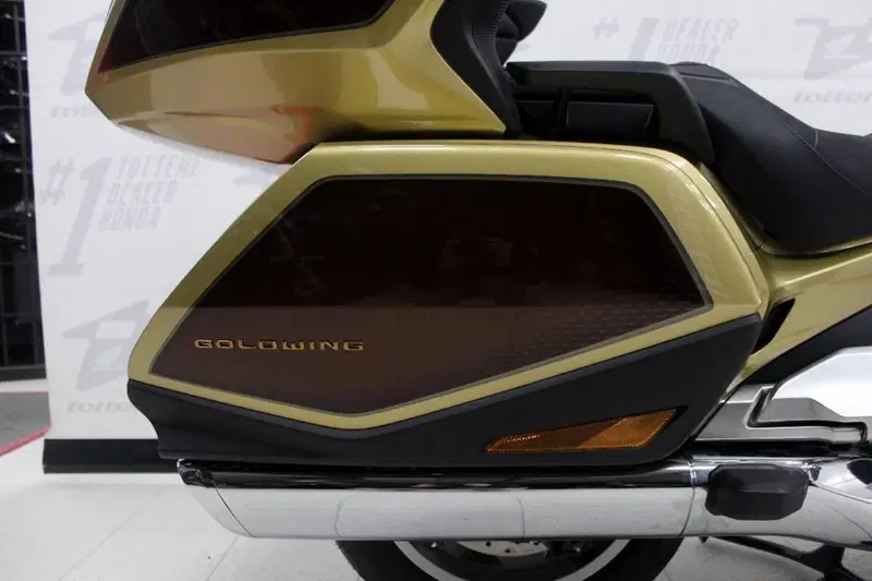Honda GL 1800 Gold Wing Tour 50° Anniversario (2025 - 26) (6)
