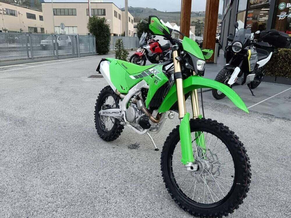 Kawasaki KX 450 (2025) (4)