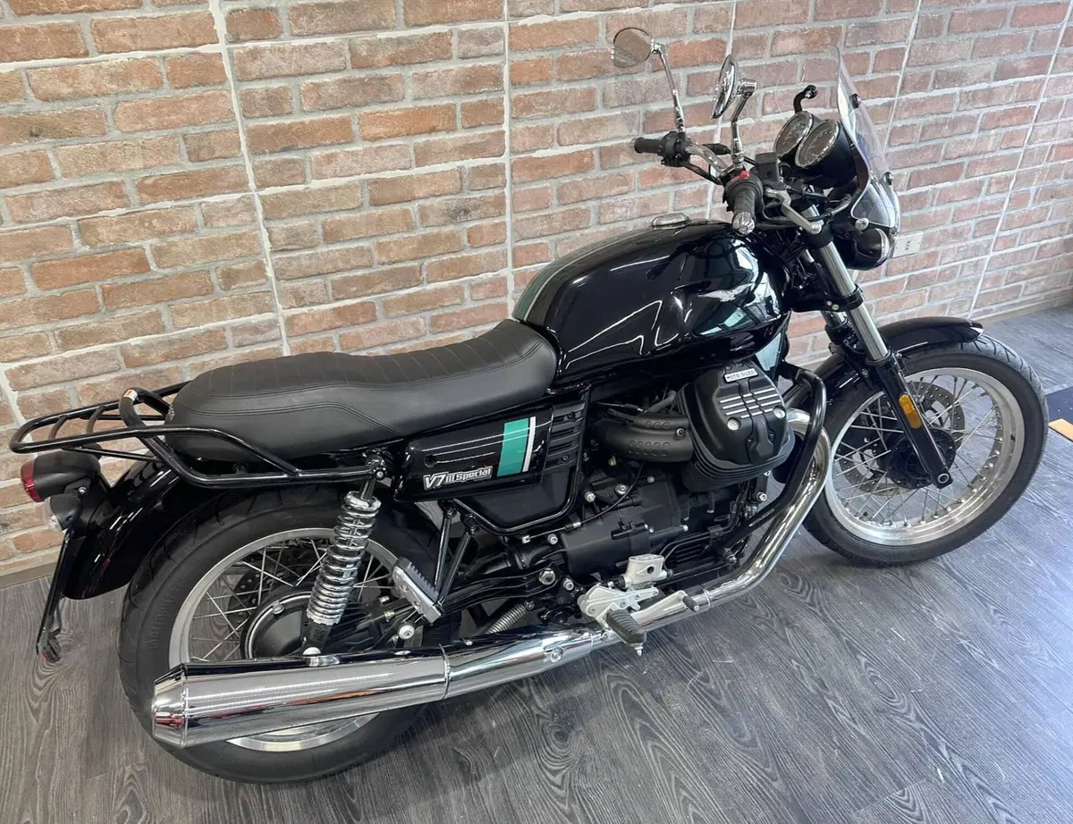 Moto Guzzi V7 III Special (2017 - 20) (6)