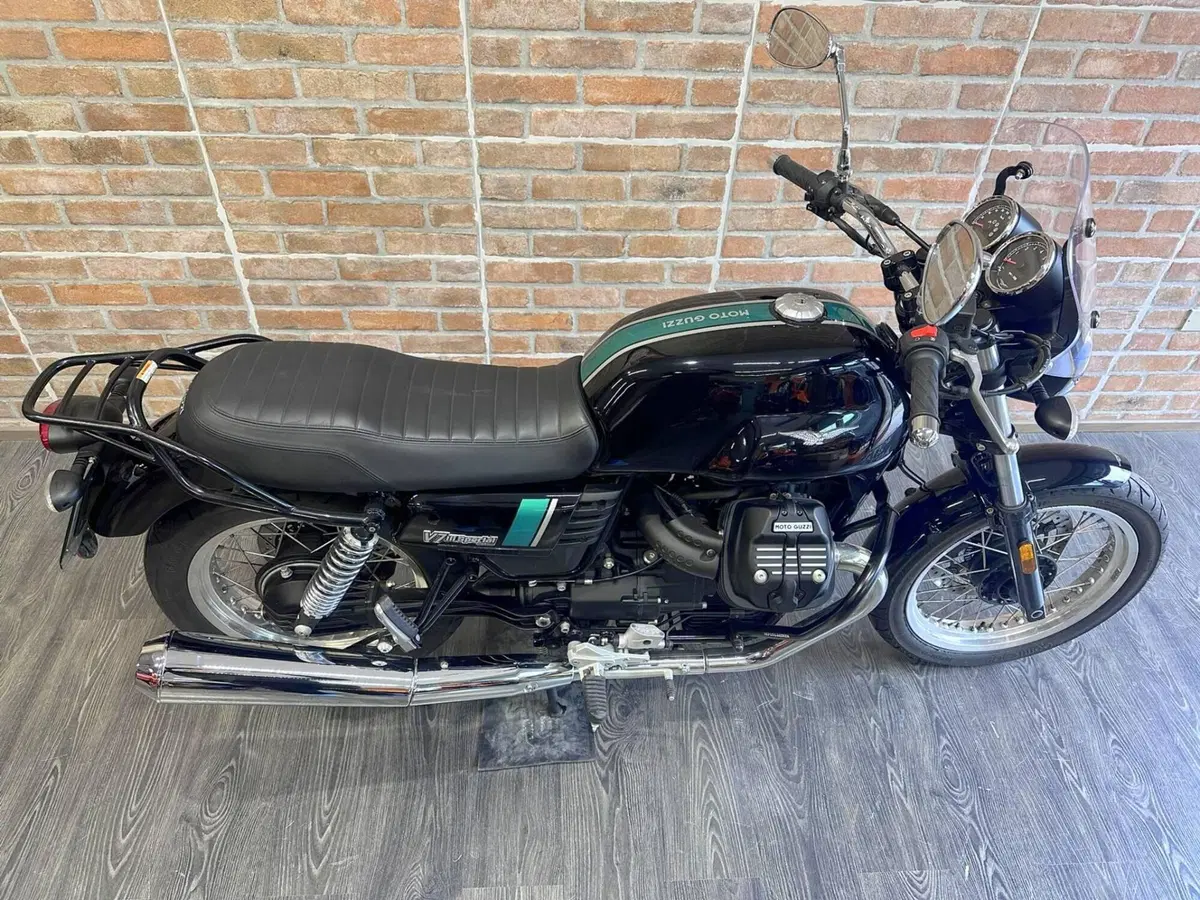 Moto Guzzi V7 III Special (2017 - 20) (16)