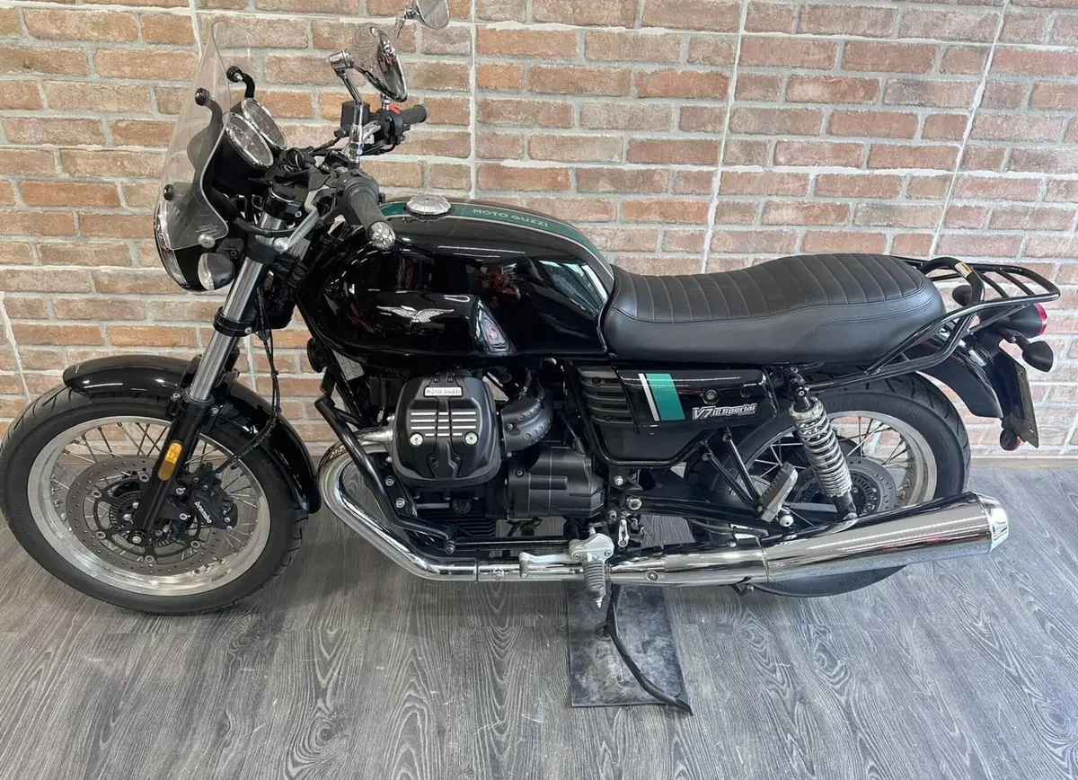 Moto Guzzi V7 III Special (2017 - 20) (12)