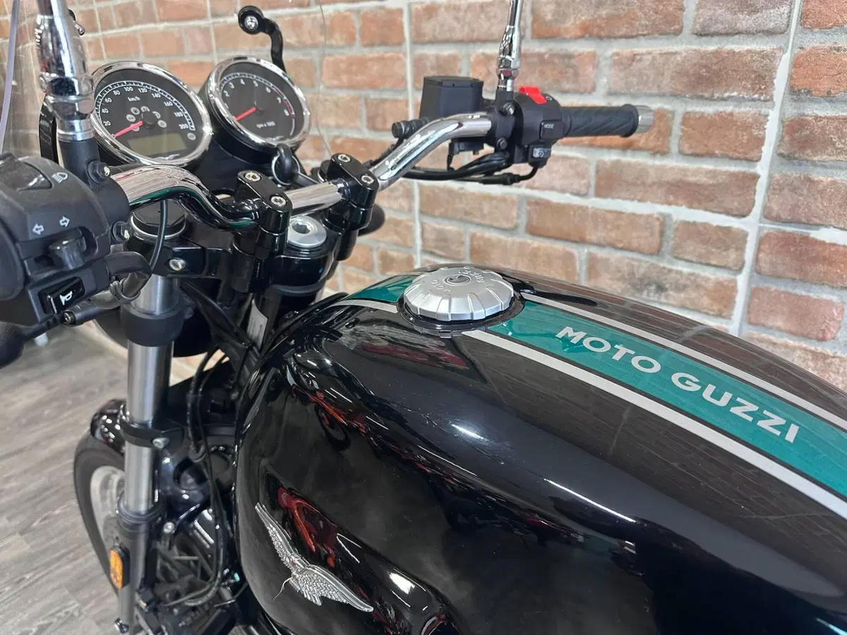 Moto Guzzi V7 III Special (2017 - 20) (19)