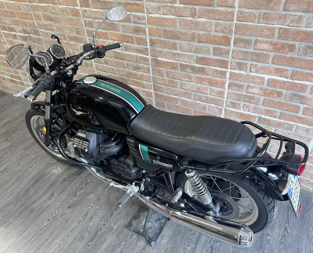 Moto Guzzi V7 III Special (2017 - 20) (7)