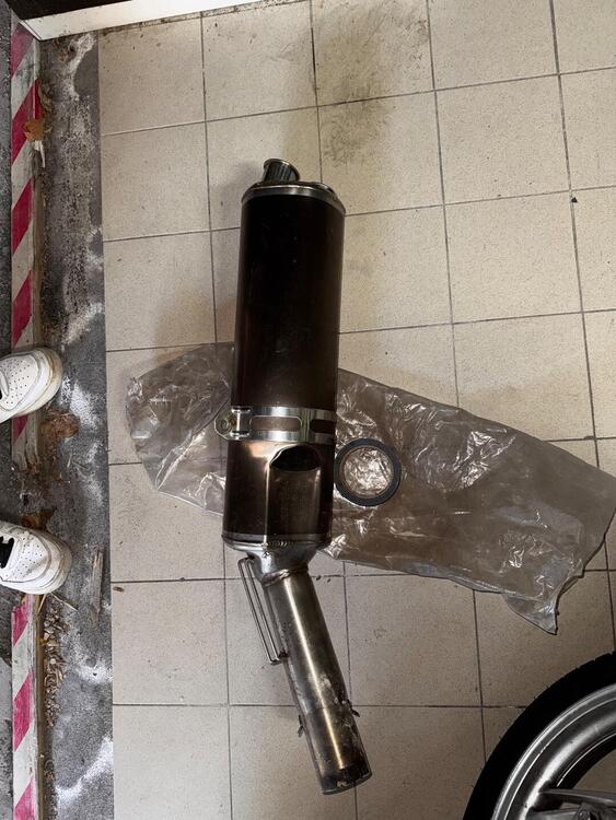 Scarico originale aprilia RSV 1000 2023 (2)