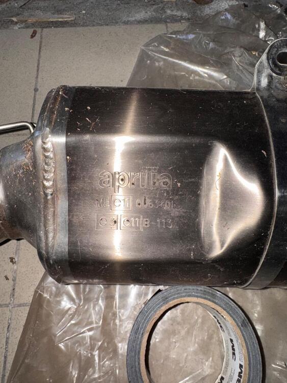 Scarico originale aprilia RSV 1000 2023 (3)