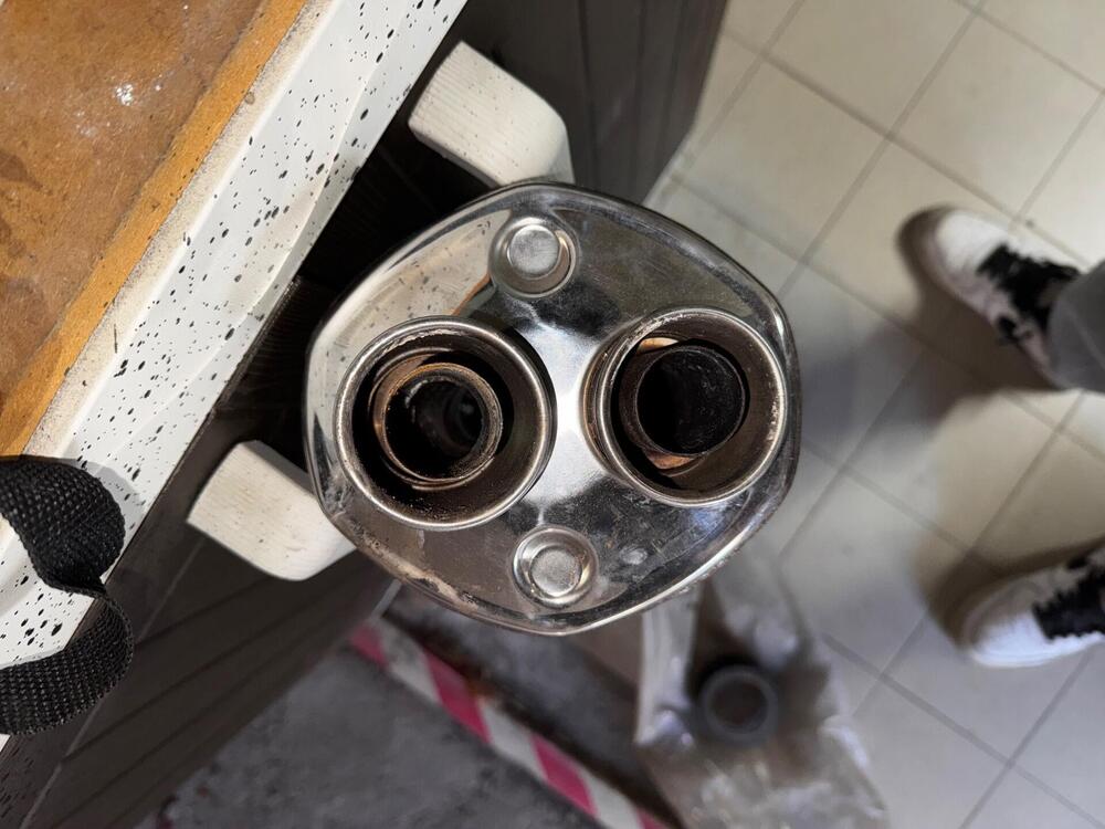 Scarico originale aprilia RSV 1000 2023 (4)