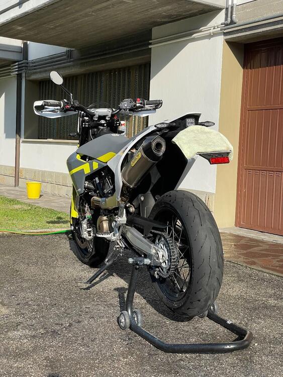 Husqvarna 701 Supermoto (2020) (2)