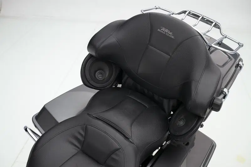 Harley-Davidson 1800 Road Glide Ultra (2011 - 12) - FLTRUSE (16)