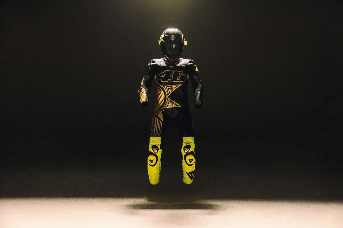 All’asta il kit Soleluna Vale46: l’iconico completo Dainese di Valentino Rossi per UNICEF (14)