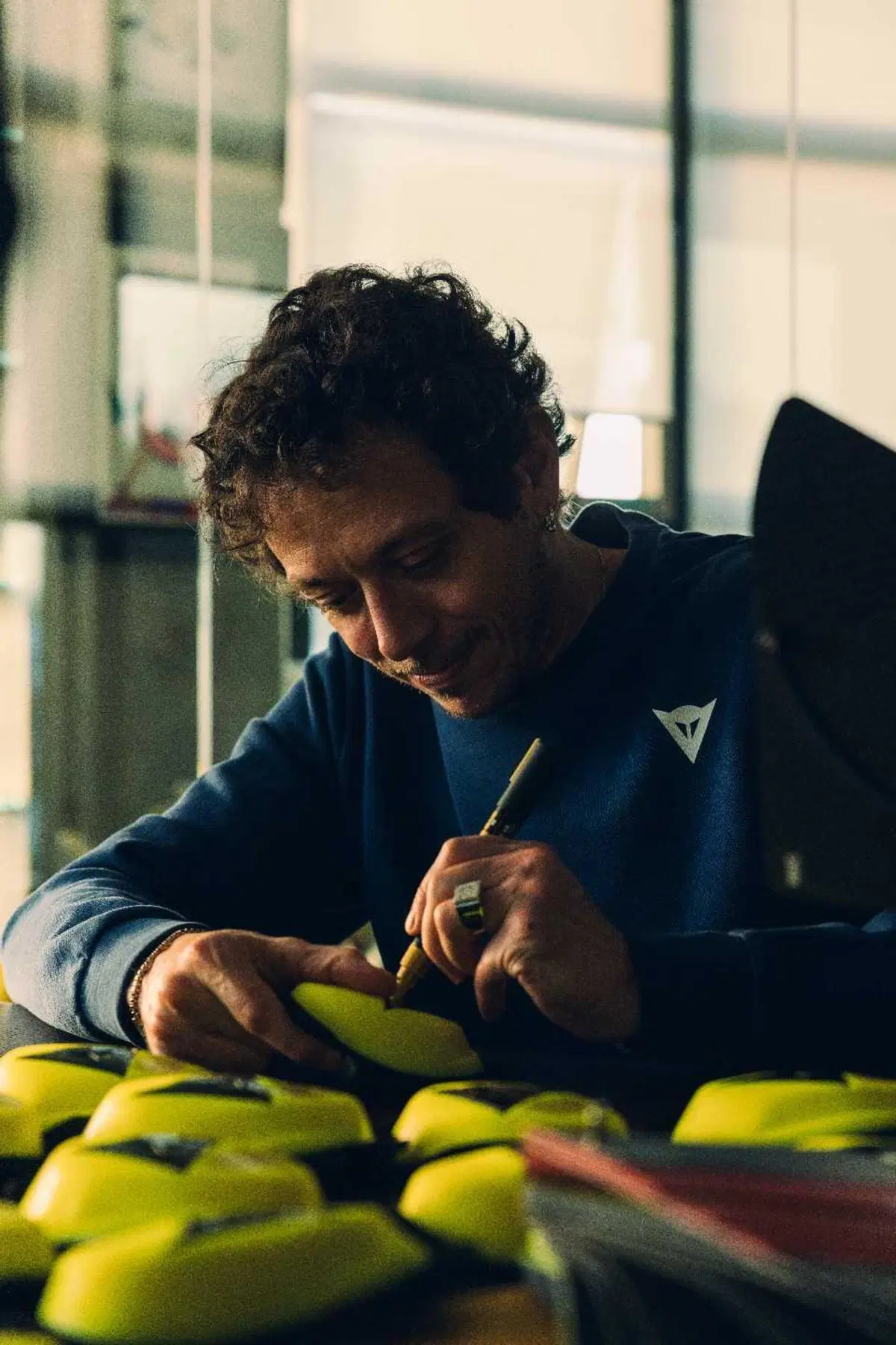 All’asta il kit Soleluna Vale46: l’iconico completo Dainese di Valentino Rossi per UNICEF (3)