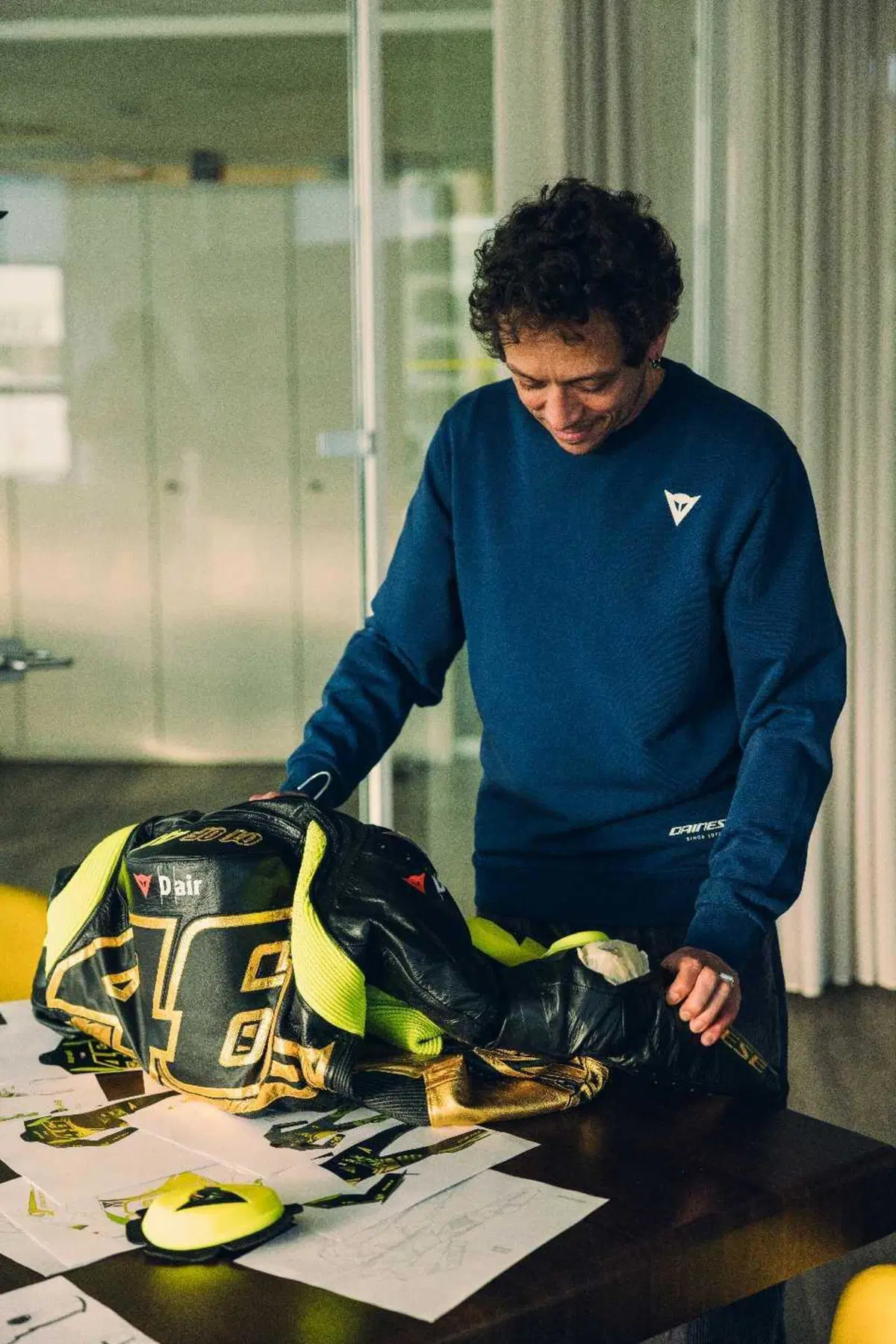 All’asta il kit Soleluna Vale46: l’iconico completo Dainese di Valentino Rossi per UNICEF (5)