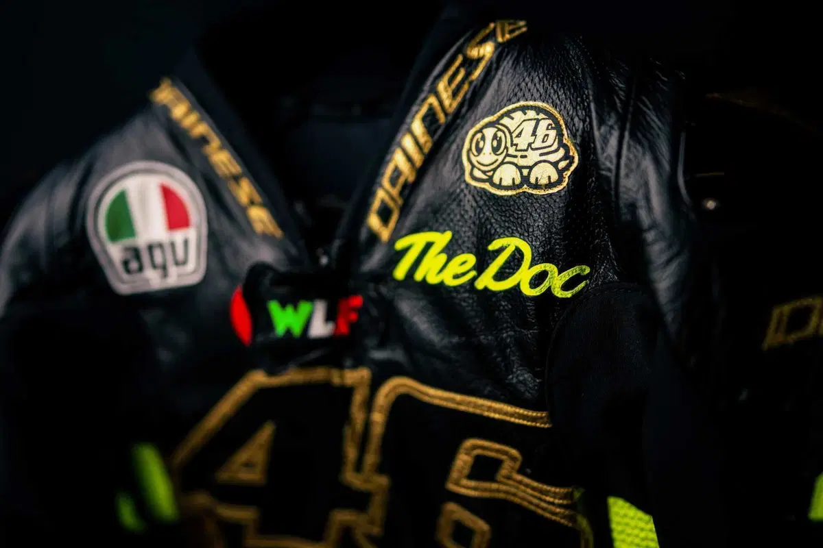All’asta il kit Soleluna Vale46: l’iconico completo Dainese di Valentino Rossi per UNICEF