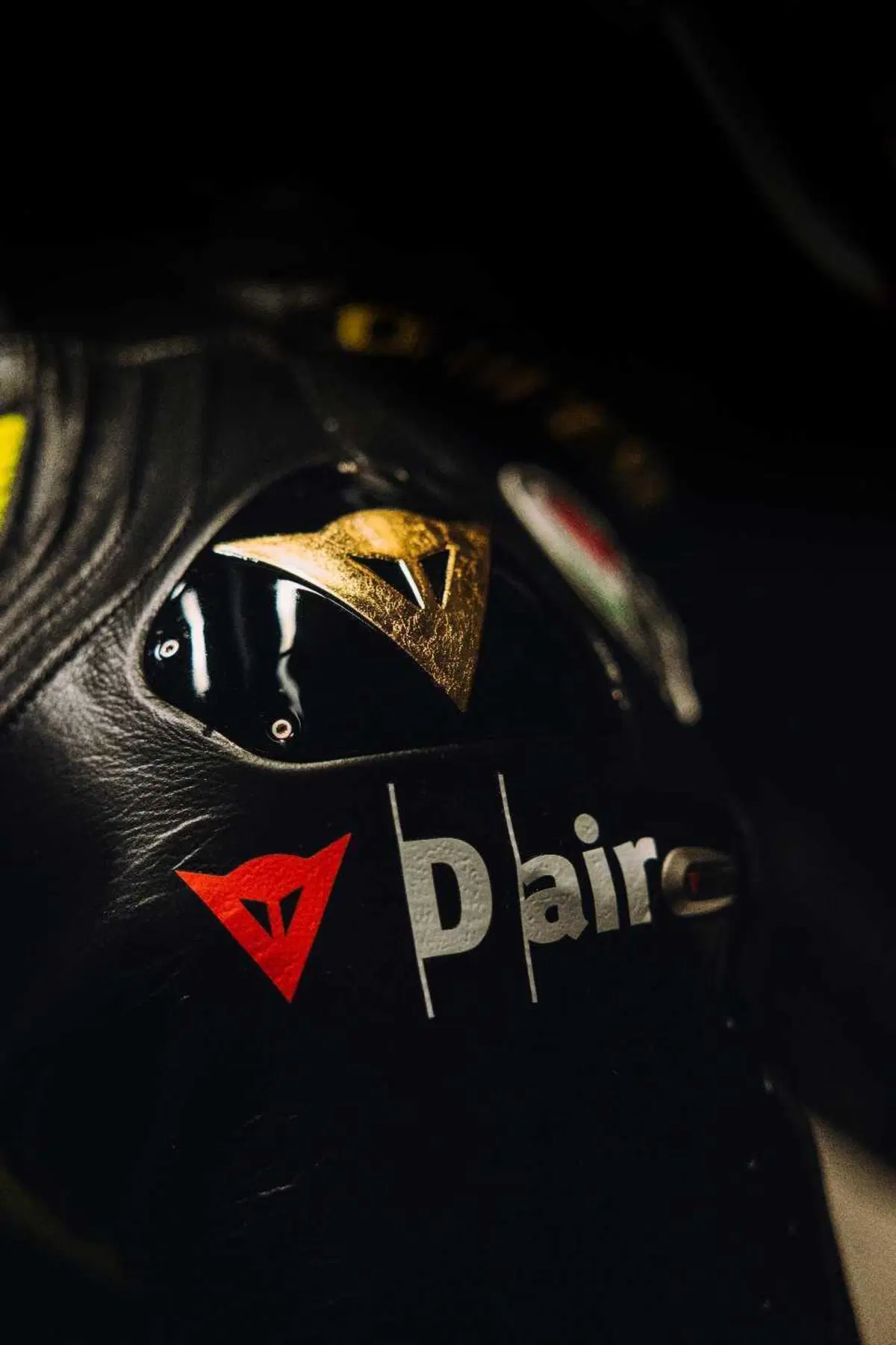 All’asta il kit Soleluna Vale46: l’iconico completo Dainese di Valentino Rossi per UNICEF (16)