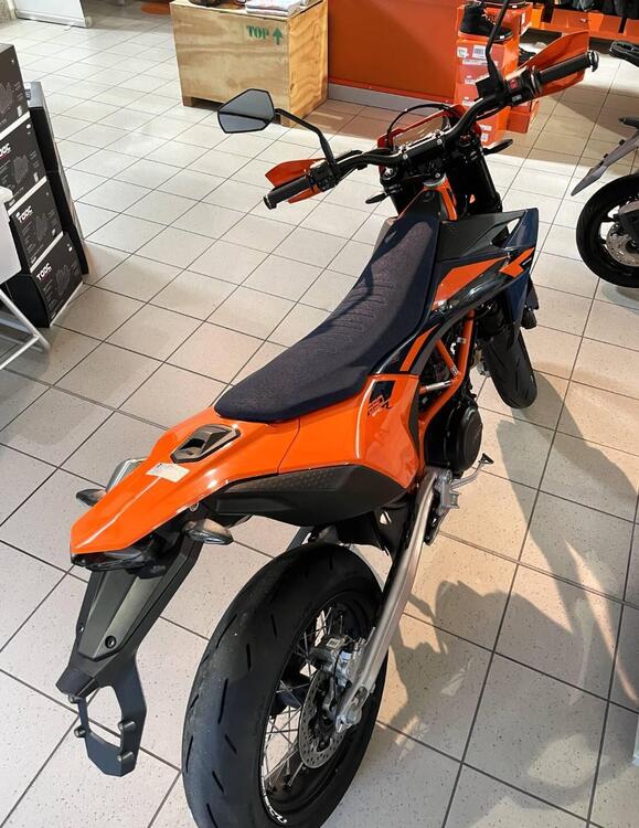 KTM 690 SMC R (2026) (3)