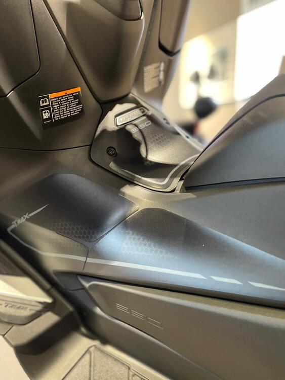 Yamaha T-Max 560 Tech Max (2025) (2)