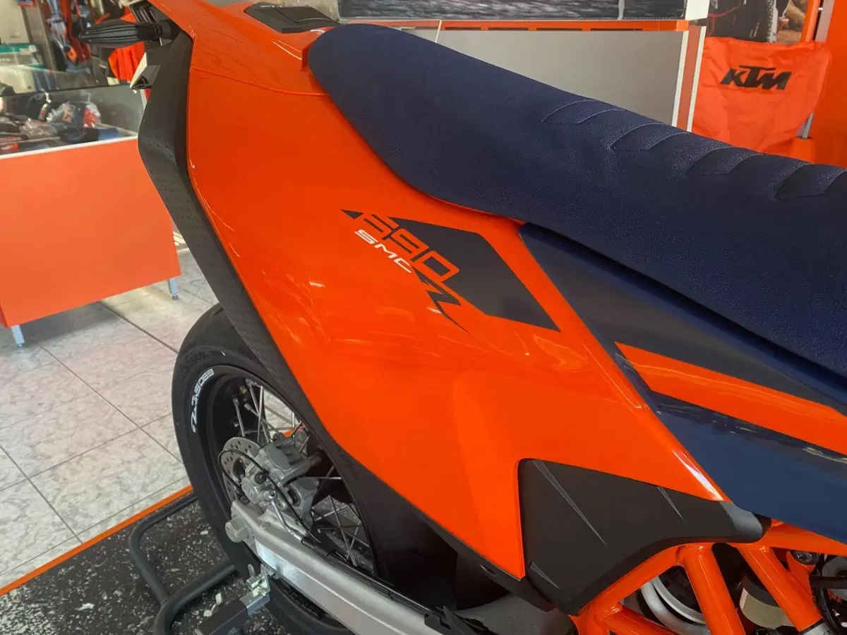 KTM 690 SMC R (2026) (3)