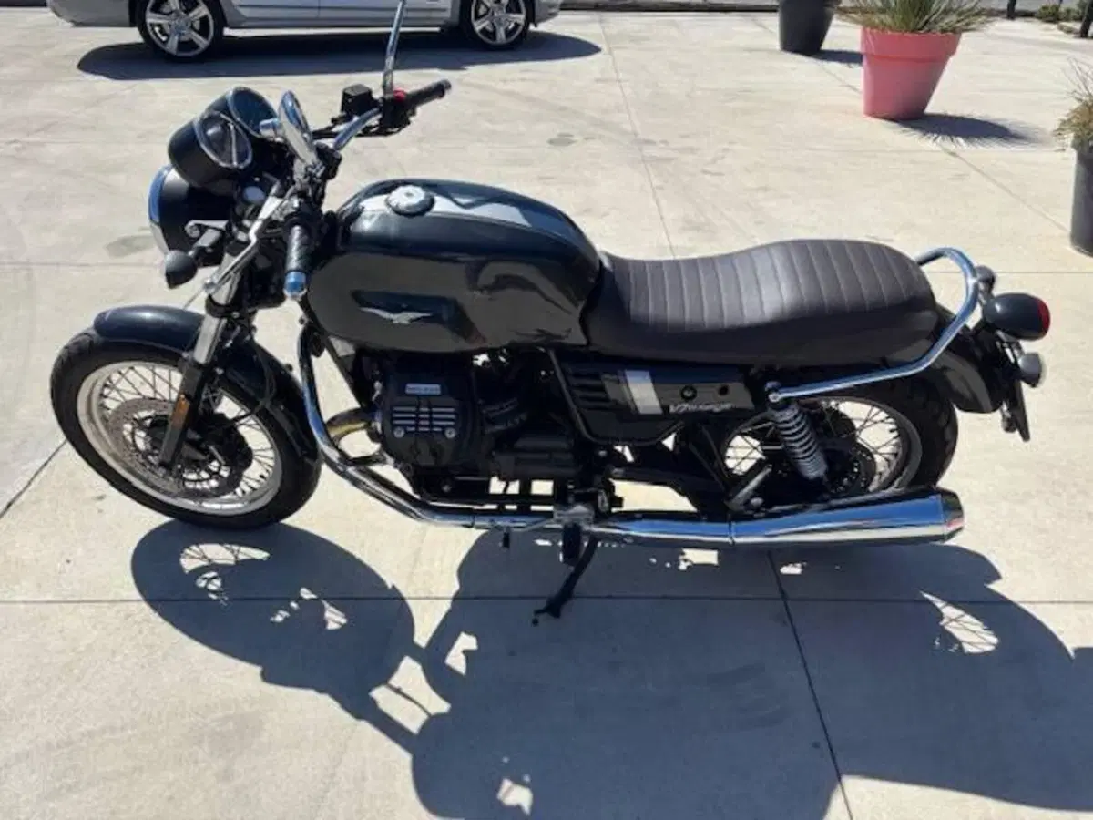 Moto Guzzi V7 III Stone (2017 - 20) (2)