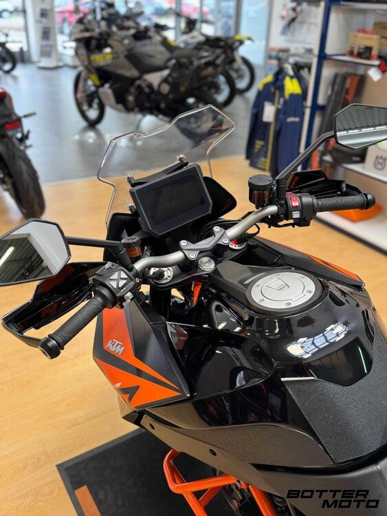 KTM 1290 Super Duke GT (2021) (3)