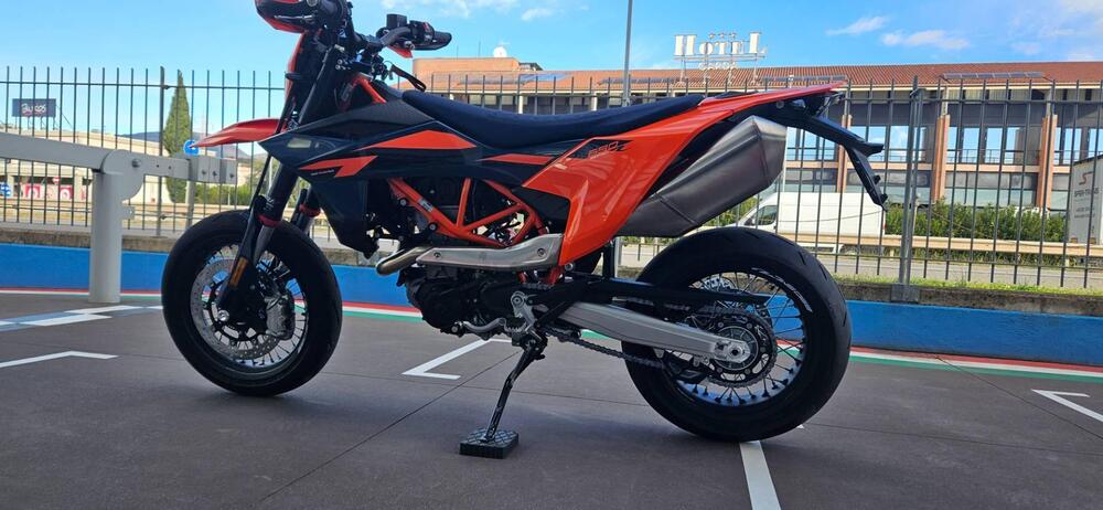 KTM 690 SMC R (2026) (2)