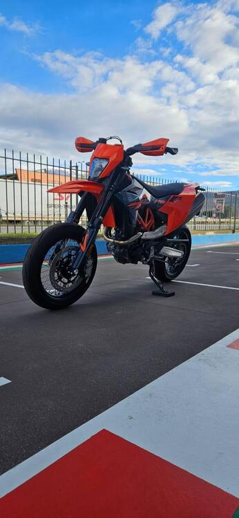 KTM 690 SMC R (2026) (4)