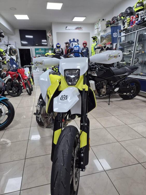 Husqvarna 701 Supermoto (2026) (2)