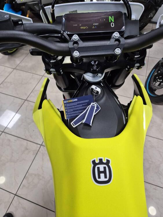 Husqvarna 701 Supermoto (2026) (3)