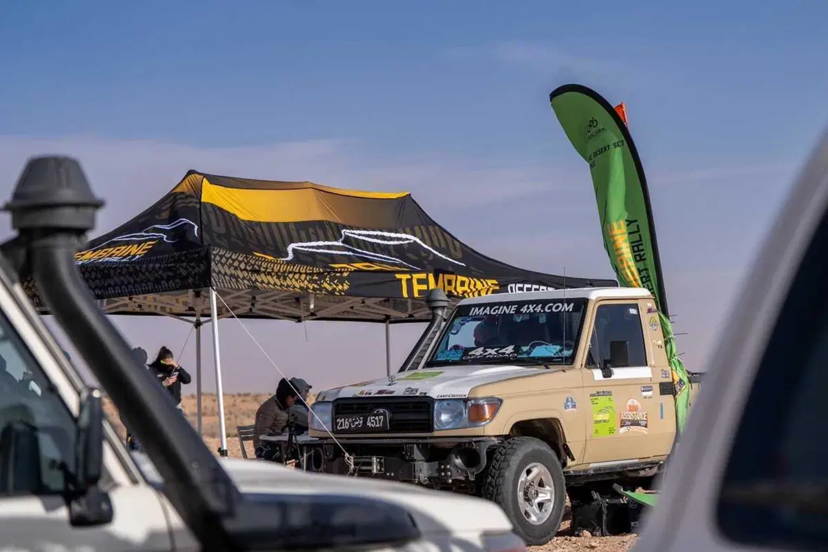 Tembaine Desert Rally 2025, prima tappa: vento contrario e batterie al limite verso Ksar Ghilane