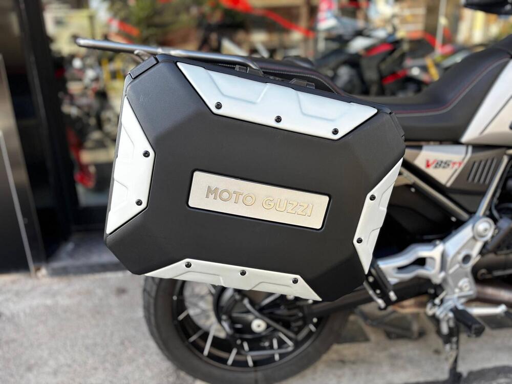 Moto Guzzi V85 TT Travel (2021 - 23) (2)