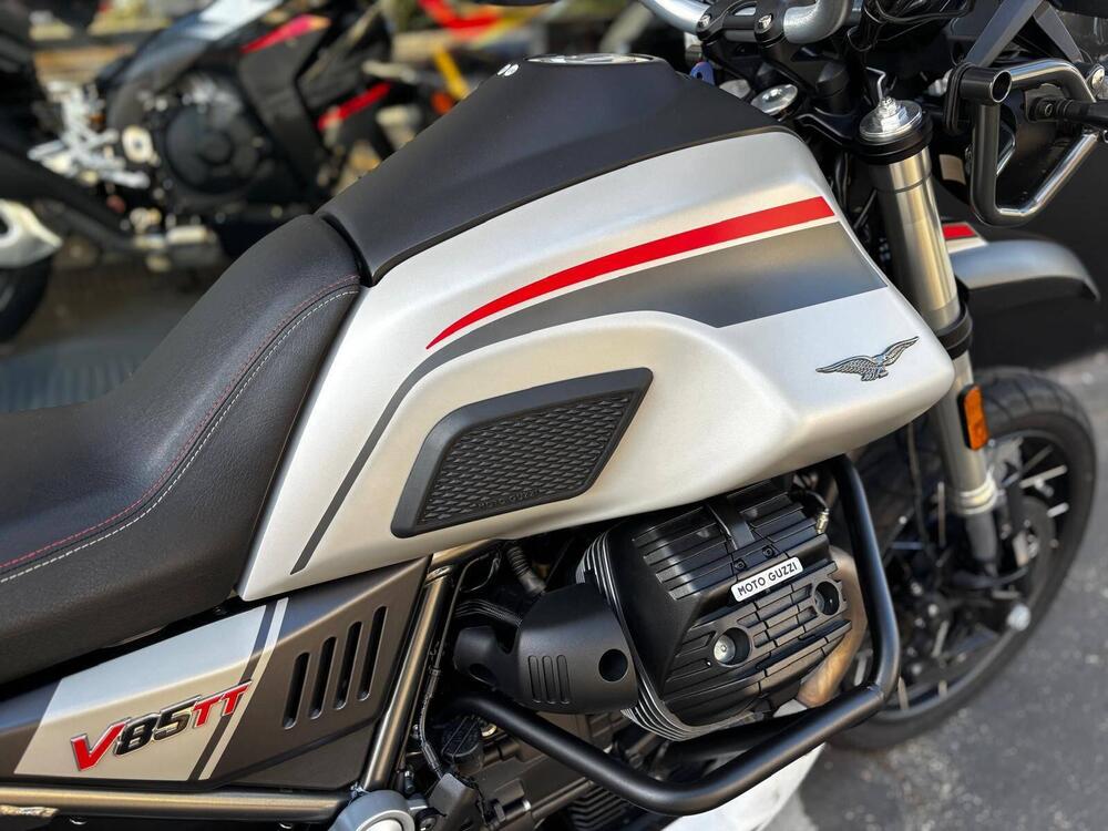 Moto Guzzi V85 TT Travel (2021 - 23) (5)