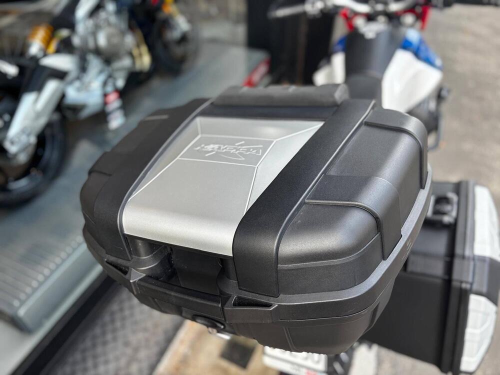 Moto Guzzi V85 TT Evocative Graphics (2021 - 23) (4)