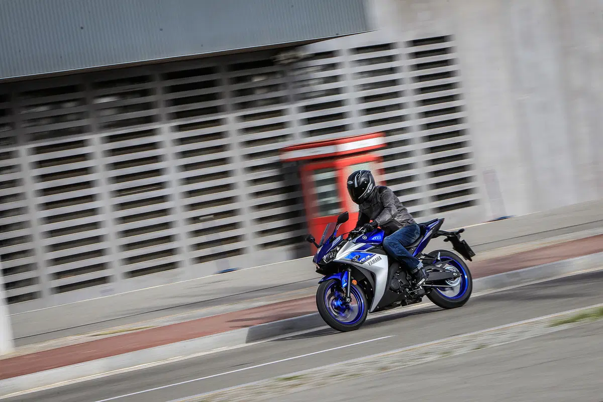 Yamaha YZF-R3 (3)