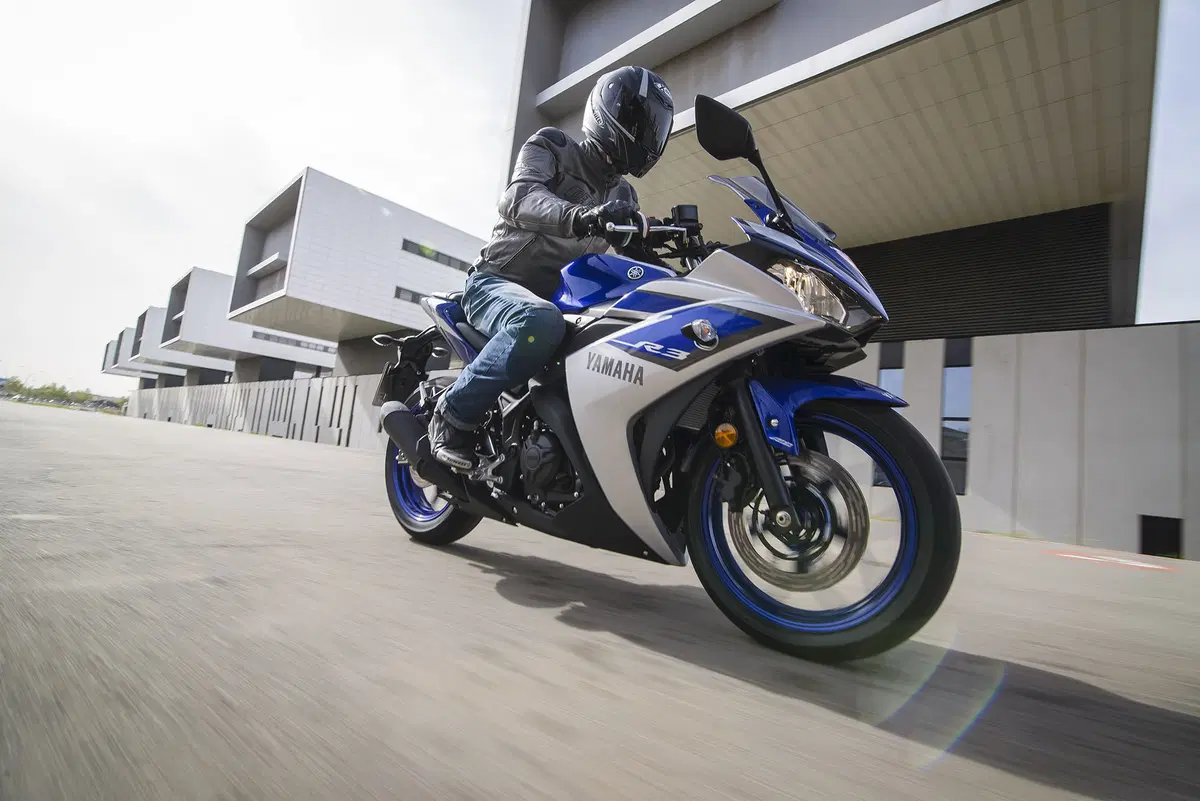 Yamaha YZF-R3 (2)