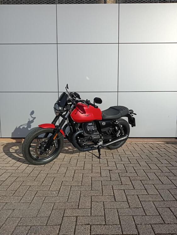 Moto Guzzi V7 Stone (2021 - 24) (2)