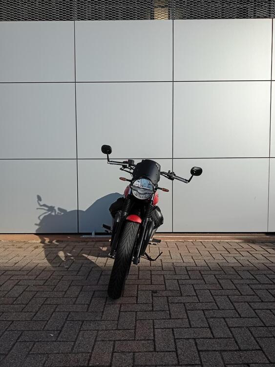 Moto Guzzi V7 Stone (2021 - 24) (3)