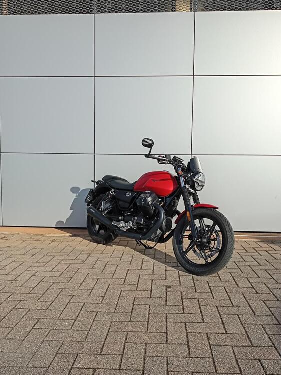 Moto Guzzi V7 Stone (2021 - 24) (4)
