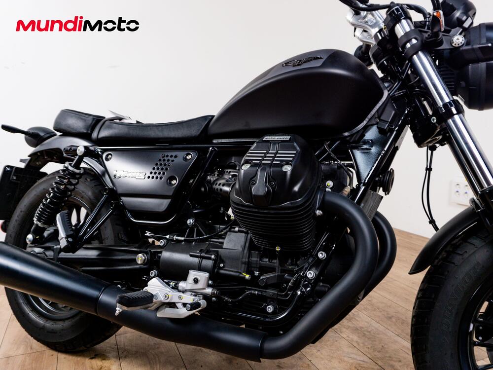 Moto Guzzi V9 Bobber (2021 - 25) (5)