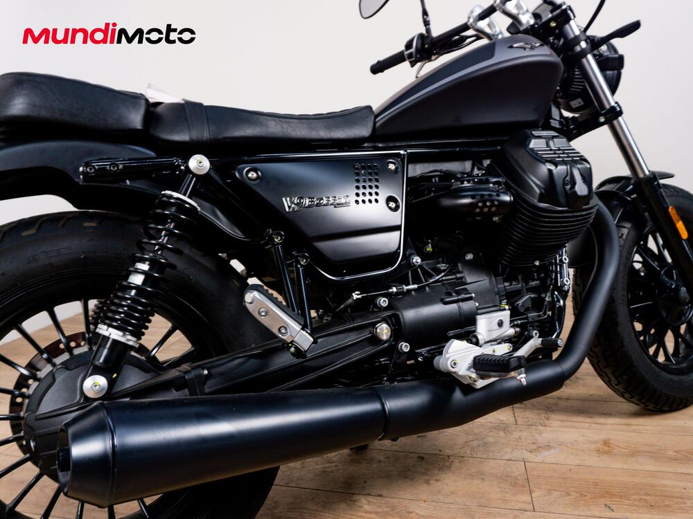 Moto Guzzi V9 Bobber (2021 - 25) (4)