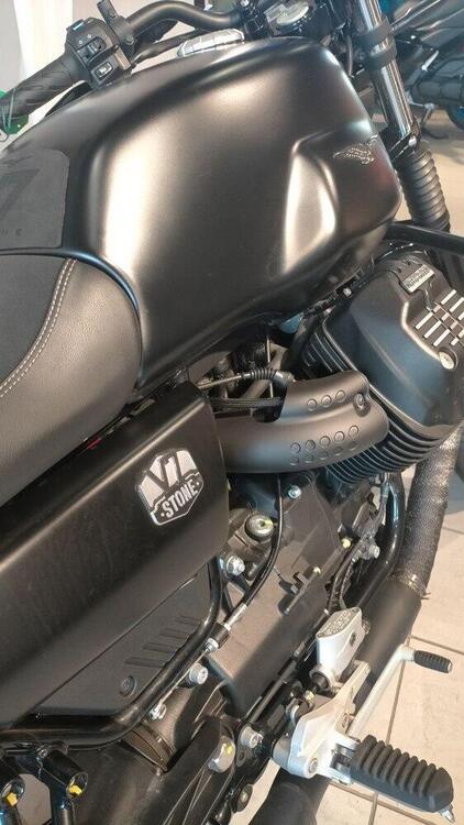 Moto Guzzi V7 Stone (2021 - 24) (4)
