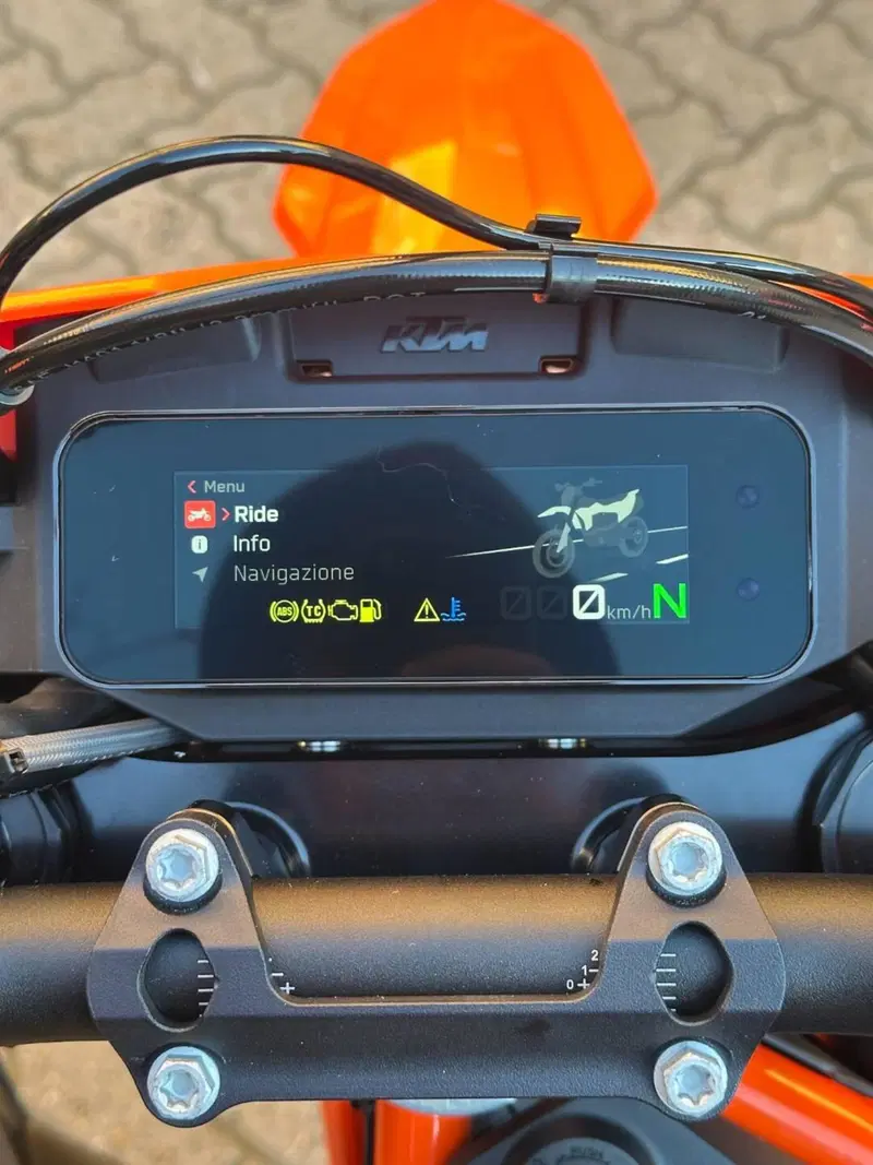KTM 690 SMC R (2026) (8)